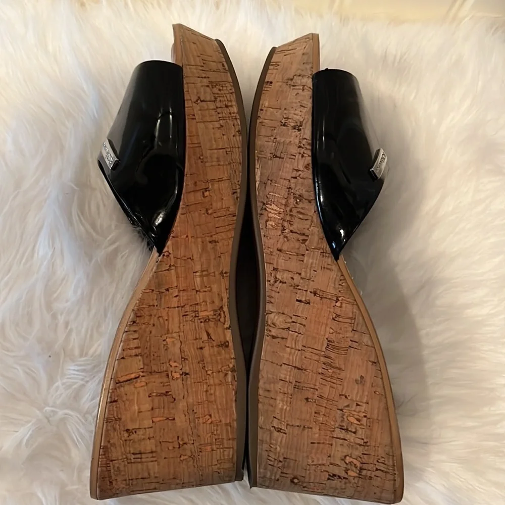 𝅺BCBG shiny black faux leather cork wedge platform slide shoes Y2K Size 9
